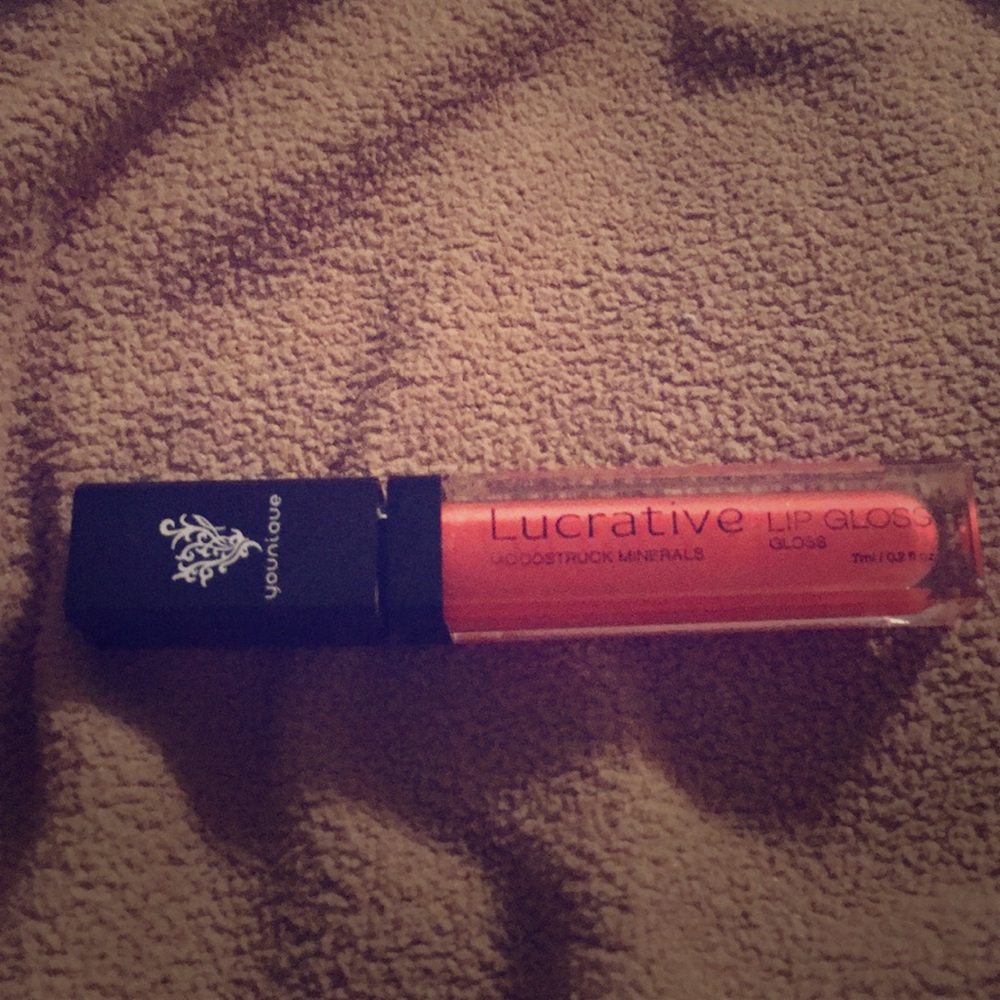 Younique Lucrative Lipgloss